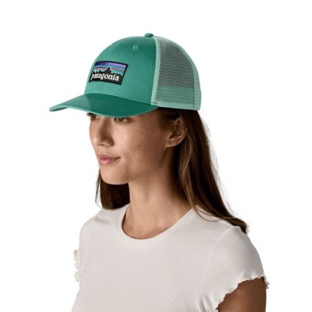 Patagonia P-6 Logo LoPro Trucker Hat Heartleaf Green getragen von vorne