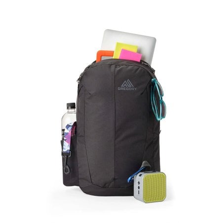 Gregory Retna 20 Tagesrucksack in schwarz beispielhaft mit Equipment abgebildet