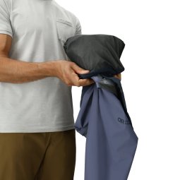 Outdoor Research Stratoburst Stretch Rain Jacket kann in eigener Tasche verpackt werden
