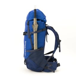 Montbell O.D. Umbrella Plus 60 UV-Schutz Schirm Tan beispielhaft seitlich am Rucksack befestigt