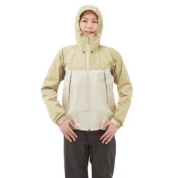 Montbell Thunder Pass Jacket Regenjacke Damen in Größe M von 170 cm großem Model getragen