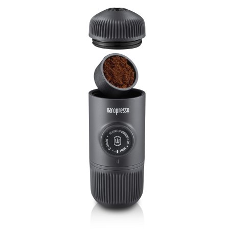 Wacaco Nanopresso mit oben abgeschraubtem Deckel und Kaffee darunter