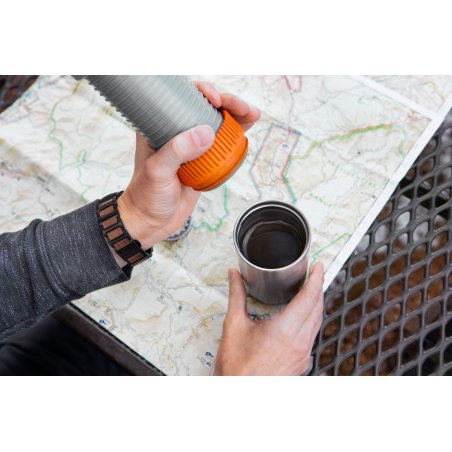 Wacaco Pipamoka Coffee Maker hält den Kaffee im Thermobehälter warm