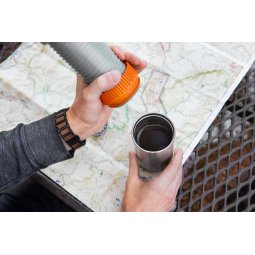 Wacaco Pipamoka Coffee Maker hält den Kaffee im Thermobehälter warm