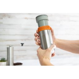 Wacaco Pipamoka Coffee Maker am orangenen Ring drehen, bis das graue Gewinde ganz oben ist