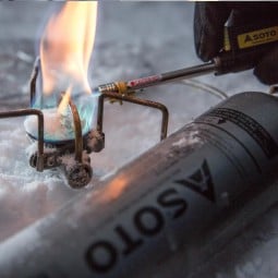 Soto Pocket Torch XT Sturmfeuerzeug eignet sich, um Kocher mit genügend Abstand anzuzünden