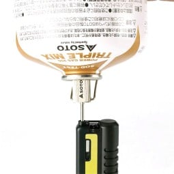 Soto Pocket Torch XT Sturmfeuerzeug wir dbeispielhaft mithilfe des FIll Adapters mit einer Gaskartusche befüllt