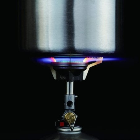Detailansicht Flammenbild Soto Windmaster Gaskocher mit Topf darauf