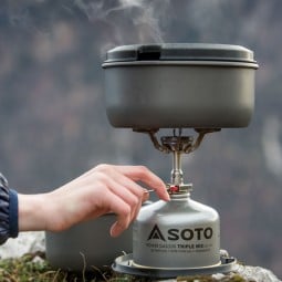 Soto Navigator Kochset zusammen mit Kocher im Einsatz