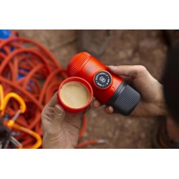 Wacaco Nanopresso Lava Red mit Schutzhülle im Einsatz mit gebrühtem Kaffee
