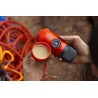Wacaco Nanopresso Lava Red mit Schutzhülle im Einsatz mit gebrühtem Kaffee
