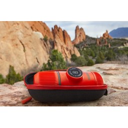 Wacaco Nanopresso Lava Red liegend in der Schutzhülle