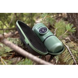 Wacaco Nanopresso Moss Green mit Schutzhülle draußen platziert
