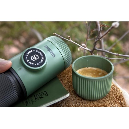 Wacaco Nanopresso Moss Green mit Schutzhülle mit einem frischen Kaffee daneben
