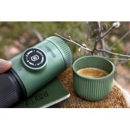 Wacaco Nanopresso Moss Green mit Schutzhülle mit einem frischen Kaffee daneben