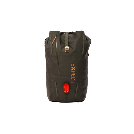 Exped Black Ice 45 Rucksack minimalistisch mit Lampe vorne genutzt