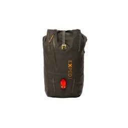 Exped Black Ice 45 Rucksack minimalistisch mit Lampe vorne genutzt