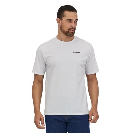 Patagonia P-6 Logo Responsibili-Tee White getragen von einem 185 cm großen Model in Größe M