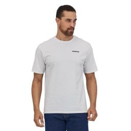 Patagonia P-6 Logo Responsibili-Tee White getragen von einem 185 cm großen Model in Größe M