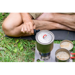 Evernew Ti Ultralight Mug Pot 900 mit anderem Kochgeschirr im Einsatz