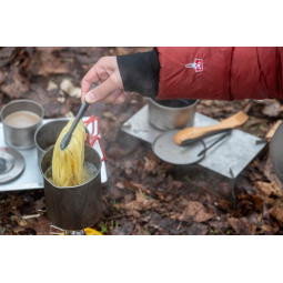 Evernew Ti UL Pasta Pot M 1000 mit Pasta im Einsatz