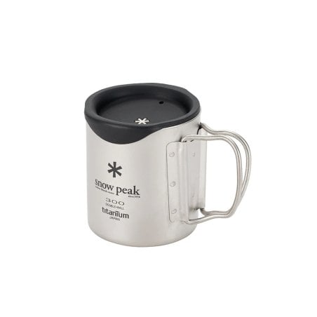 Snow Peak Silikon Trinkdeckel MGC-057 auf einer 300ml Tasse mit Griffen