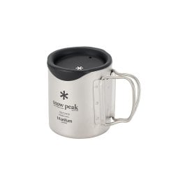 Snow Peak Silikon Trinkdeckel MGC-057 auf einer 300ml Tasse mit Griffen