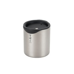 Snow Peak Silikon Trinkdeckel MGC-057 beispielhaft auf 300 ml Becher ohne Griffe