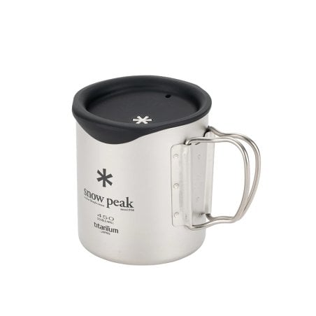 Snow Peak Silikon Trinkdeckel MGC-058 auf einer Tasse mit Griffen