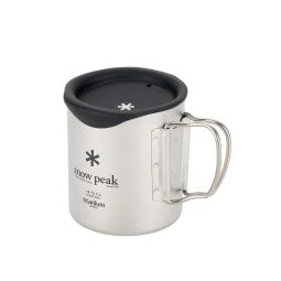Snow Peak Silikon Trinkdeckel MGC-058 auf einer Tasse mit Griffen