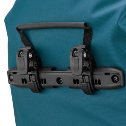 Detailansicht Quicklock System ORTLIEB Vario Lite 22L Tagesrucksack petrol