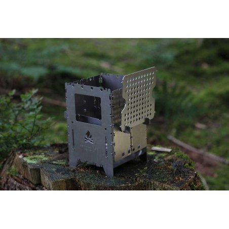 Bushcraft Essentials Universalrost Bushbox XL Titanium zusammen mit Topfauflagen als Toasthalter aufgebaut