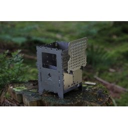 Bushcraft Essentials Universalrost Bushbox XL Titanium zusammen mit Topfauflagen als Toasthalter aufgebaut