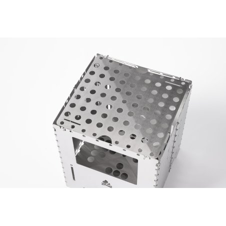 Bushcraft Essentials Universalrost Bushbox XXL+ auf Bushbox gesetzt