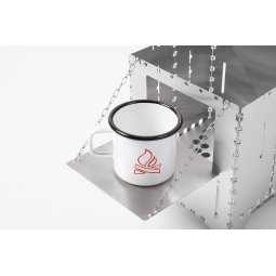 Bushcraft Essentials Holzrutsche Bushbox XXL+ als Warmhalteplatte für deine Tasse genutz