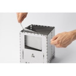 Bushcraft Essentials Holzrutsche Bushbox XXL+ kann auch innen eingehängt werden, um die offene Seite abzudecken