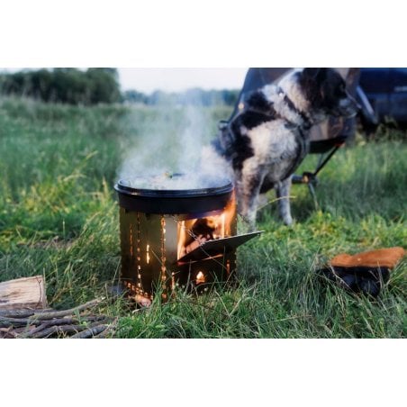 Bushcraft Essentials Holzrutsche Bushbox XXL+ beispielhaft im Einsatz mit der gleichnamigen Bushbox
