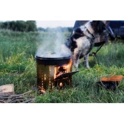 Bushcraft Essentials Holzrutsche Bushbox XXL+ beispielhaft im Einsatz mit der gleichnamigen Bushbox