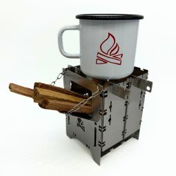 Bushcraft Essentials Holzrutsche Bushbox LF beispielhaft mit Bushbox und Tasse abgebildet