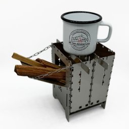 Bushcraft Essentials Holzrutsche Bushbox XL beispielhaft abgebildet mit Feuerholz und Tasse