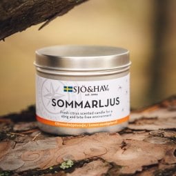 Sjö&Hav Sommarljus Mückenkerze draußen platziert