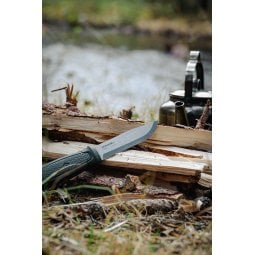 Morakniv Garberg Outdoormesser draußen abgebildet