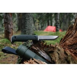 Morakniv Garberg Outdoormesser im Einsatz mit seiner robusten Polymer Hülle