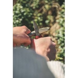 Morakniv Eldris Outdoormesser Rot im Einsatz beim Schnitzen
