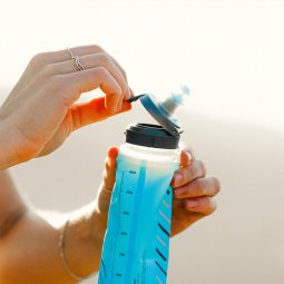 HydraPak SoftFlask Speed 500ml Faltflasche wird geöffnet