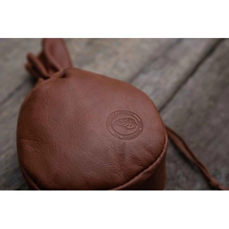 Casström Lappland Bag Kaffeebeutel Rentierleder auf Holzuntergrund