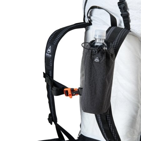 Hyperlite Mountain Gear Bottle Pocket am Schultergurt fixiert