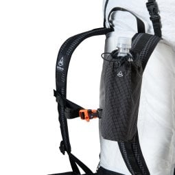 Hyperlite Mountain Gear Bottle Pocket am Schultergurt fixiert