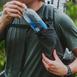 Hyperlite Mountain Gear Bottle Pocket kann schnell und einfach befüllt werden