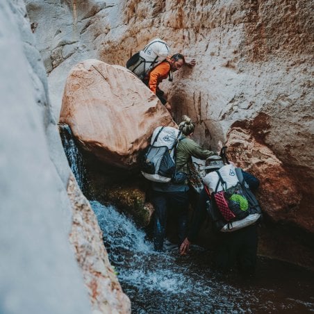 Der Hyperlite Mountain Gear Junction 40 Ultraleichtrucksack scheut auch kein raues Gelände mit Fels und Wasser